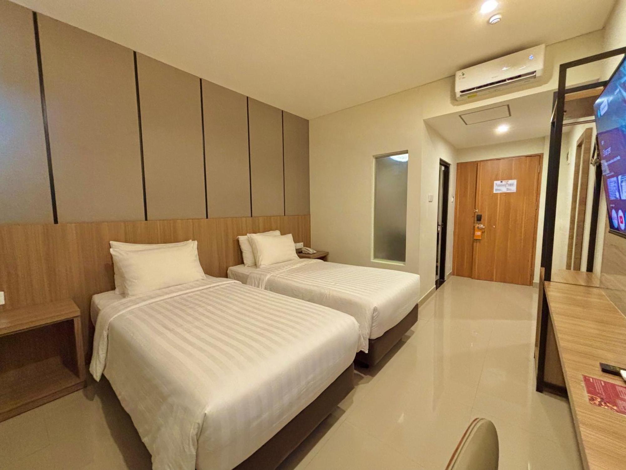Front One Hotel Gombong Gombong  Exterior foto